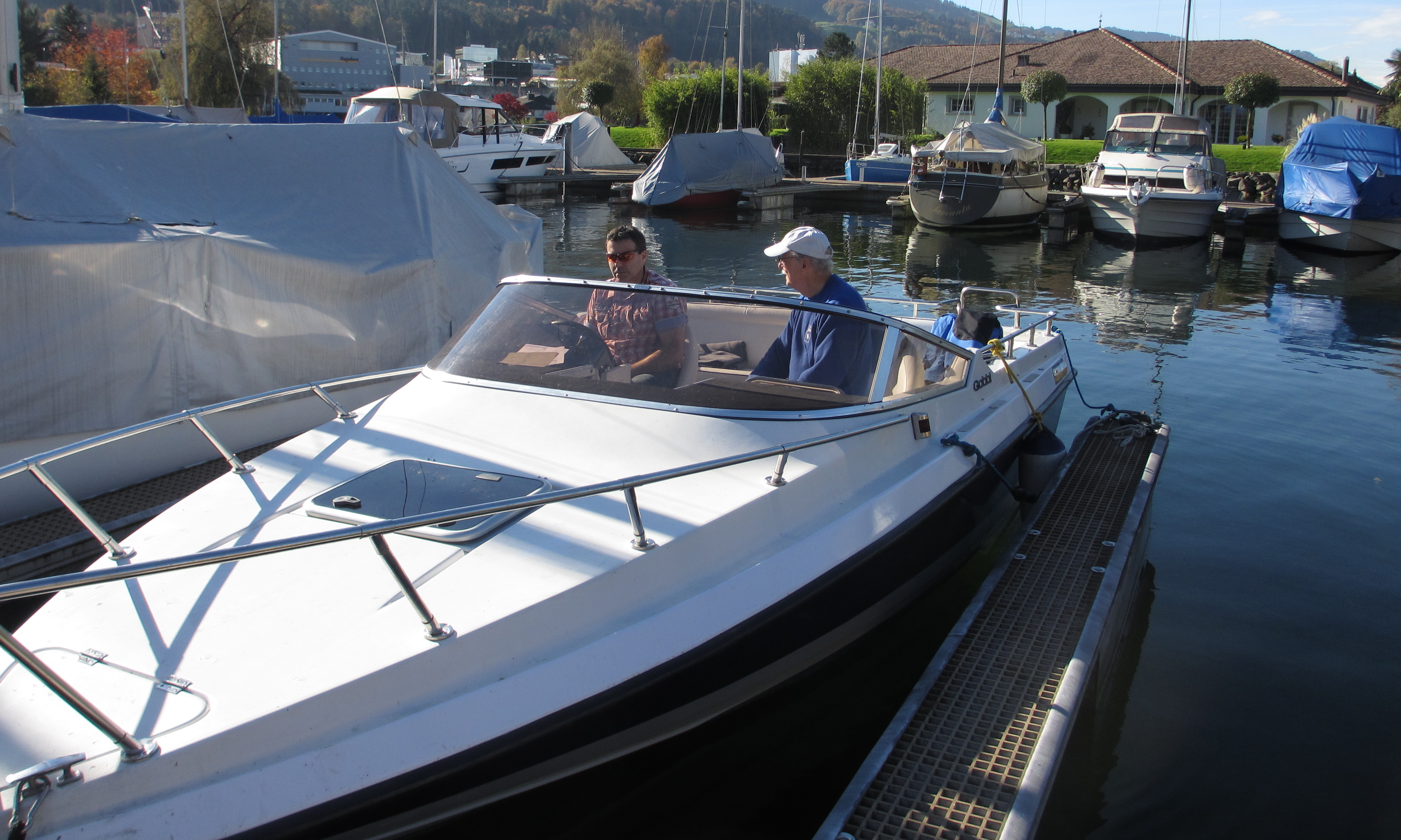Bootsfahrschule auf eigenem Motorboot
