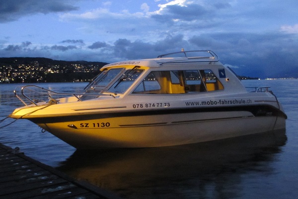 Bootsschule bei Dunkelheit